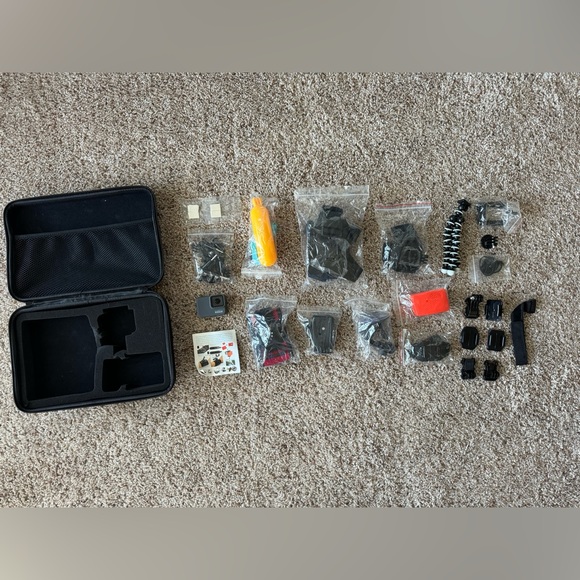 GoPro HERO7 Silver Camera & Accessory Kit - Picture 4 of 7